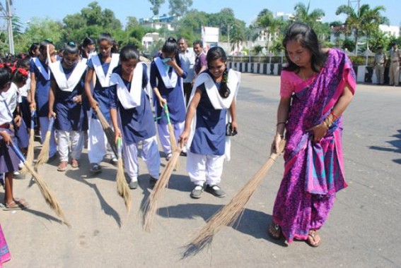 Hindi school stages cleanliness drive Hindi school stages cleanliness drive